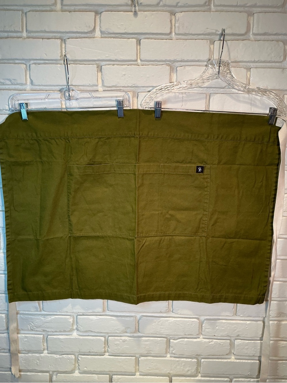 2 Uncommon Threads 1/2 aprons NWOT